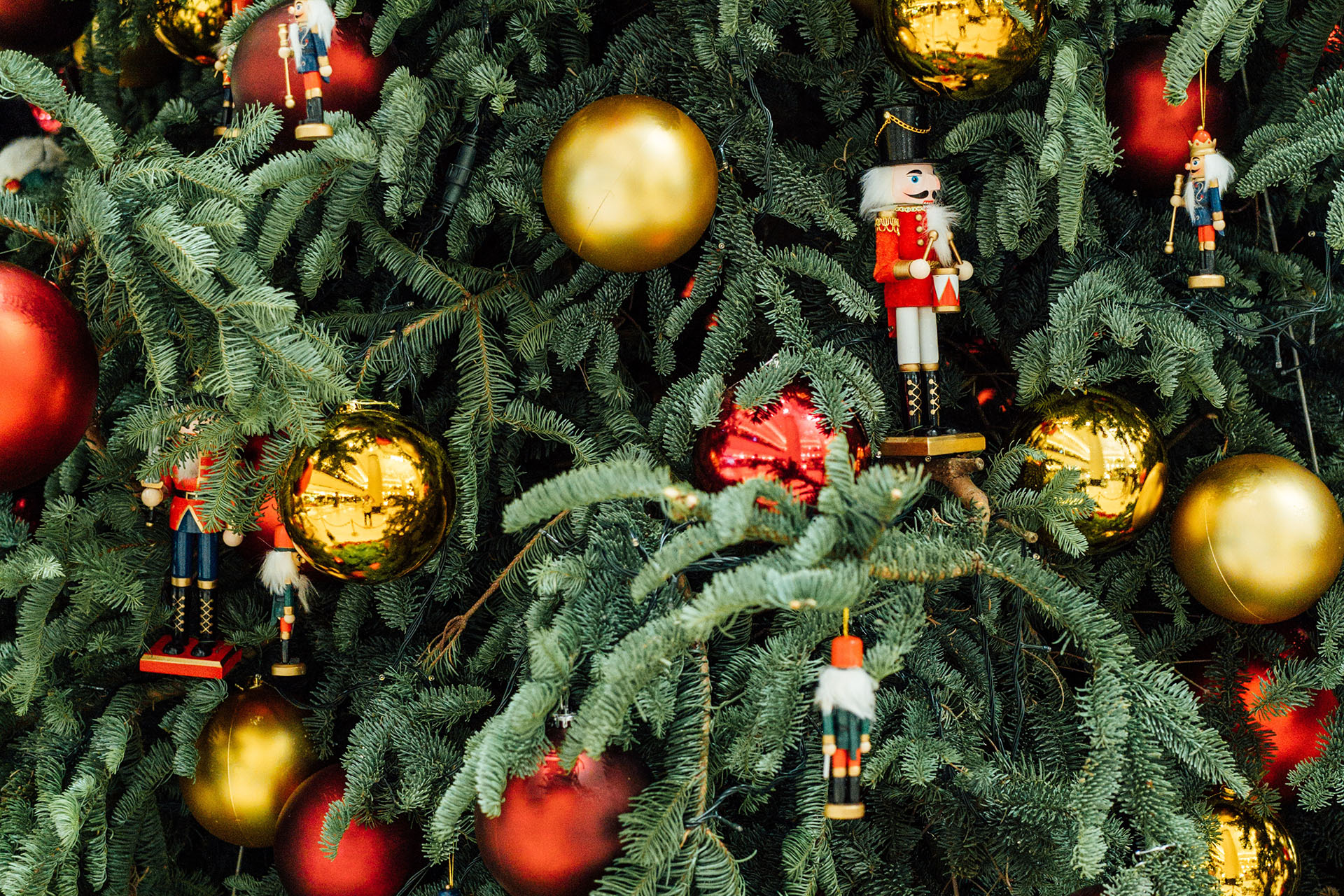 weihnachten-in-der-grimming-therme-2022 Tannenbaum mit goldenen und roten Christbaumkugeln und kleinen Nussknackern